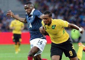 بلیز ماتودی|تلاش هافبک تیم ملی فرانسه متئدی برای کنترل توپ.