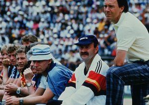 جام جهانی 1986|مکزیکو، مکزیک، 1 ژوئن: فرانتس بکن بائر، مدیر تیم آلمان. برتی فوگاس، دستیار مربی و هورست کوپل، مربی آلمانی ها در جام جهانی، 1 ژوئن 1986، مکزیکو، مکزیک.