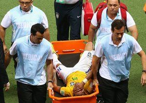 نیمار|مصدومیت نیمار از برزیل در حین بازی مقابل کلمبیا.