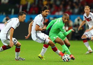 یاسین براهیمی - مسوت اوزیل-خدیرا|کنترل توپ یاسین براهیمی از الجزایر در مقابل مسوت اوزیل.