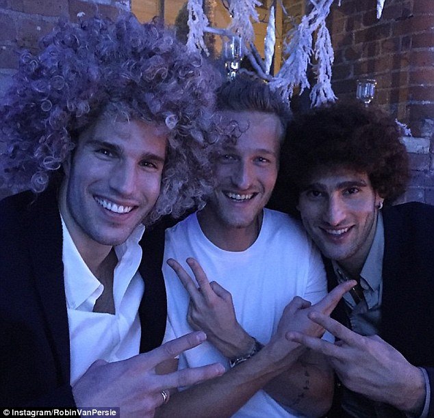 23B8253B00000578-2859978-Robin_van_Persie_wears_a_wig_in_this_Christmas_Party_snap_with_A-a-12_1417651151542.jpg