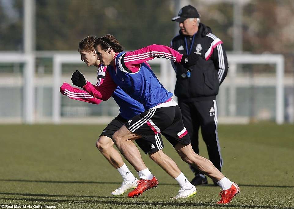 252A579800000578-0-Martin_Odegaard_and_Gareth_Bale_set_off_during_a_sprint_exercise-a-88_1422538759479.jpg