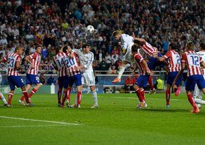 سرخیو راموس|سرخیو راموس به هوا می پرد تا با یک ضربه ی دراماتیک بازی را به تساوی بکشاند.