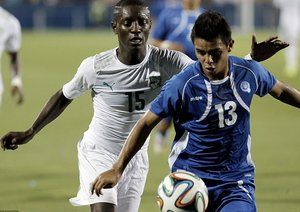 گریدیل|تلاش مک الین برای ربودن توپ از بازیکن حریف