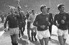 100 لحظه جذاب تاریخ جام جهانی (2_بابی مور و جف هورست، قهرمانی در جام جهانی 1966 را جشن می گیرند)