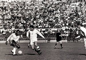 جام جهانی 1962|جوزف ماسوپوست از چکسلواکی، برابر پله از برزیل در جام جهانی 1962 مقاومت می کند.