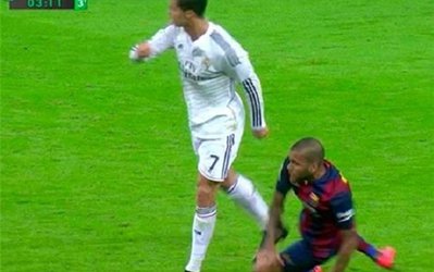 عکس روز | لگد رونالدو دور از چشم داور