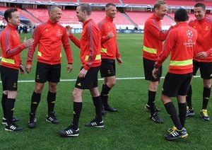 تیم داوری فینال لیگ قهرمانان اروپا|تیم داوری فینال لیگ قهرمانان اروپا پیش از صف آرایی دو تیم اتلتیکو مادرید و رئال مادرید، با یکدیگر ملاقات می کنند.