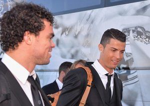 کریستیانو رونالدو|کریستیانو رونالدو از باشگاه رئال مادرید همراه با سایر هم تیمی های خود برای دیدار فینال لیگ قهرمانان اروپا برابر اتلتیکو مادرید، در فرودگاه لیسبون از هواپیما پیاده می شود.