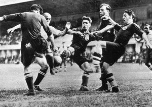 جام جهانی 1934|سه مدافع اسپانیایی با یک مهاجم برزیلی درگیر می شوند تا توپ را مهار کنند، جام جهانی 1934. 27 می 1934.