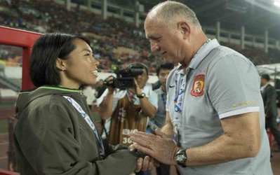 درباره زنی که برای اولین بار در مسابقات قاره‌ای مردانش را هدایت کرد