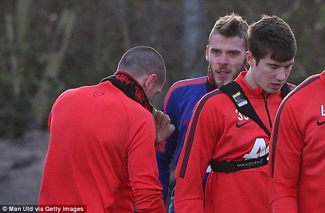2401BC0000000578-2871769-Valdes_was_wearing_a_Red_Devils_snood_as_he_trained_at_United_s_-a-2_1418405759340.jpg