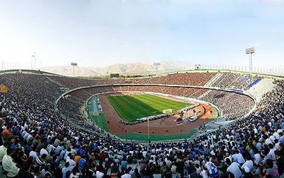 حاشیه‌های سپاهان - استقلال تهران | شعار علیه خلعتبری و اخراج مسئول استقلال از زمین/مشکل اینترنت به ورزشگاه آزادی رسید!