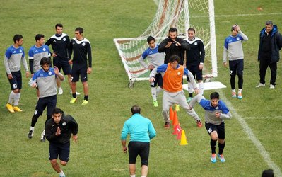 حاشیه‌های تمرین استقلال | حضور بازیگر سینما و تلویزیون در کمپ استقلال و تأخیر کرار