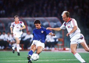 جام جهانی 1990|روبرتو باجو، یک گل به یادماندنی در جریان دیدار تیمش برابر چکسلواکی در جام جهانی 1990 ایتالیا به ثمر می رساند. ایتالیا این بازی را با حساب 2-0 به سود خود تمام می کند.