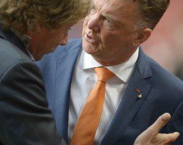 لوئیز فان خال|صحبت های ون خال سر مربی هلند با دستیاران خودش در میان بازی.