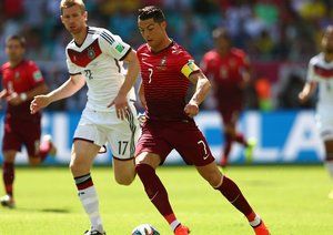 کریستیانو رونالدو - پر مرتساکر|تلاش کریس رونالدو برای کنترل توپ در مقابل مرتساکر .