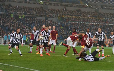 سری‌آ | رم 1 - یوونتوس 1 / جالوروسیِ 10 نفره صدرنشین را متوقف کرد تا امیدِ کم‌رنگش پاربرجا بماند + چیدمان دو تیم ، ویدئوی بازی و گزارش تصویری