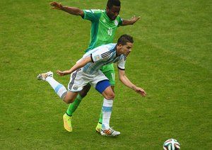 اوبی میکل - گاگو|تقابل بین اوبی میکل و گاگو در جریان بازی دو تیم.