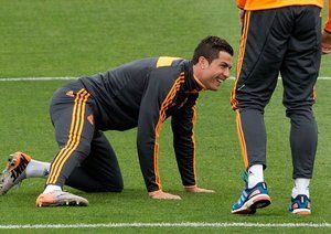 جلسه تمرینی رئال با حضور رونالدو پیش از فینال لیگ قهرمانان اروپا|کریستیانو رونالدو، در جلسه تمرینی رئال مادرید پیش از دیدار فینال لیگ قهرمانان اروپا برابر اتلتیکو مادرید شرک می کند.