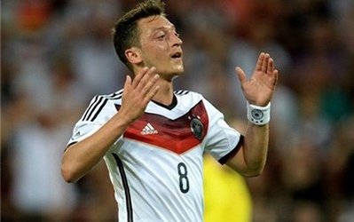 اوزیل: رونالدو یک نابغه واقعی است