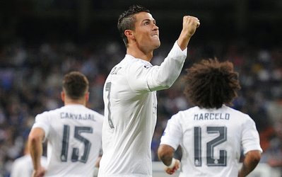 گزارش تصویری | پناهجویان سوری در ورزشگاه برنابئو/کودک سوری خوشحال درکنار رونالدو