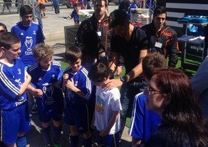 جام قهرمانی لیگ قهرمانان اروپا|دروازه بان سابق پرتغال، ویتور بایا، در زمانی که جام قهرمانی لیگ قهرمانان به پورتو می رسد، به فوتبالدوستان جوان امضا می دهد.