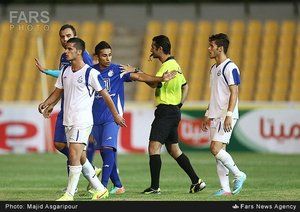 میلاد فخرالدینی|صحبت داور مسابقه با بازیکنان دو تیم.