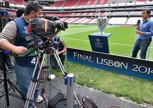 خبرنگاران|ایستگاه های تلویزیونی پیش از انچام فینال آماده می شوند.