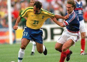 جام جهانی 1998|فینال جام جهانی 1998 فرانسه، سن دنیس، فرانسه، 12 جولای 1998، فرانسه 3 – برزیل 0، ادموندو از برزیل تلاش می کند تا دیدیر دشام از فرانسه را جا بگذارد.