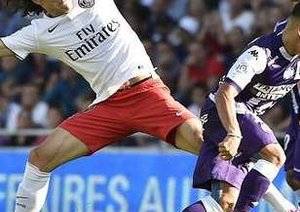 برخورد دو بازیکن در میانه میدان