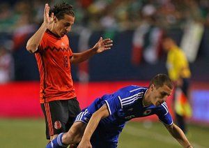 آندرس گواردادو|تلاش گواردادو بازیکن مکزیک برای متوفق کردن بازیکن مقابل خود