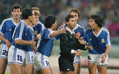 جام جهانی 2014 / 100 لحظه جذاب تاریخ جام جهانی (61_فینال جام جهانی سال 1990 و اخراج دو بازیکن یکی از فینالیست ها برای نخستین بار در تاریخ رقابت ها)