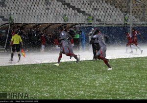 لخویا قطر|شدت گرفتن بارش تگرگ و فرار بازیکنان دو تیم به بیرون از زمین