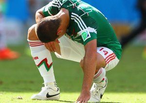 چیچاریتو|حسرت چیجاریتو مهاجم تیم ملی مکزیک بعد از حذف شدن تیمش در دقایق پایانی.