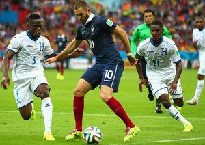 کریم بنزما|کنترل توپ کریم بنزما در برابر هافبم تیم ملی هندوراس .