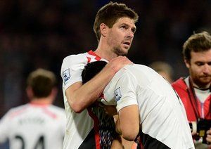 استیون جرارد - لوییس سوارز|اشک های سوارز در آغوش استیون جرارد بعد از بازی مقابل کریستال پالاس.