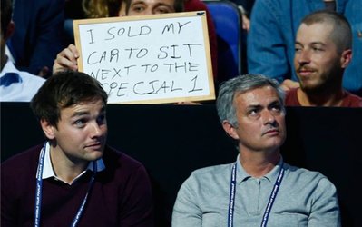 تصویر روز | هوادار چلسی خودرو‌یش را فروخت تا کنار مورینیو بنشیند