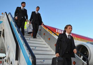 لوکا مودریچ|لوکا مودریچ از باشگاه رئال مادرید همراه با سایر هم تیمی های خود برای دیدار فینال لیگ قهرمانان اروپا برابر اتلتیکو مادرید، در فرودگاه لیسبون از هواپیما پیاده می شود.