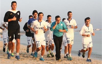 تمرین هوازی استقلالی‌ها کنار ساحل کیش