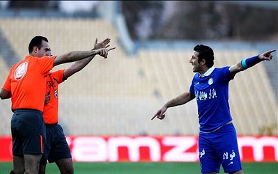 هواداران اهوازی 120 دقیقه به خانواده من و قلعه‌نویی توهین کردند