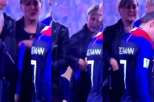 سرقت مدال طلای جام جهانی توسط زن همراه پوتین؟ +عکس و فیلم