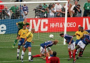 جام جهانی 1998|فینال جام جهانی 1998 فرانسه، سن دنیس، فرانسه، 12 جولای 1998، فرانسه 3 – برزیل 0، زیدان از فرانسه گل دوم تیمش را با ضربه ی سر به ثمر می رساند.