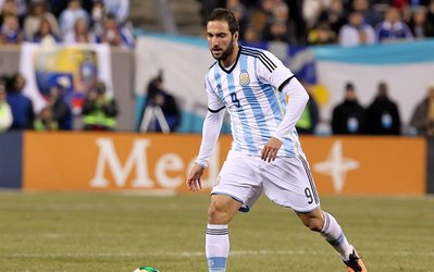 باشگاه ناپولی در حال بررسی وضعیت جسمانی گونزالو ایگوآین می باشد / مصدومیت مهاجم تیم ملی آرژانتین از ناحیه عضلات