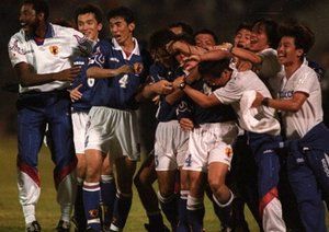 جام جهانی 1998|بازیکنان ژاپن، پیروزی بر ایران را در دور مقدماتی جام جهانی 1998 فرانسه جشن می گیرند.