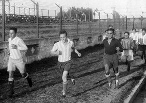 جام جهانی 1934|بازیکنان آرژانتین، پیش از یکی از دیدار های خود در جام جهانی 1934 به تمرین می پردازند.