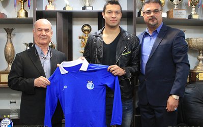 مصاحبه روز | هلمکه: بازی در مقابل هواداران بی شمار استقلال لذت بخش است / برای بهتر شدن نیاز به زمان دارم