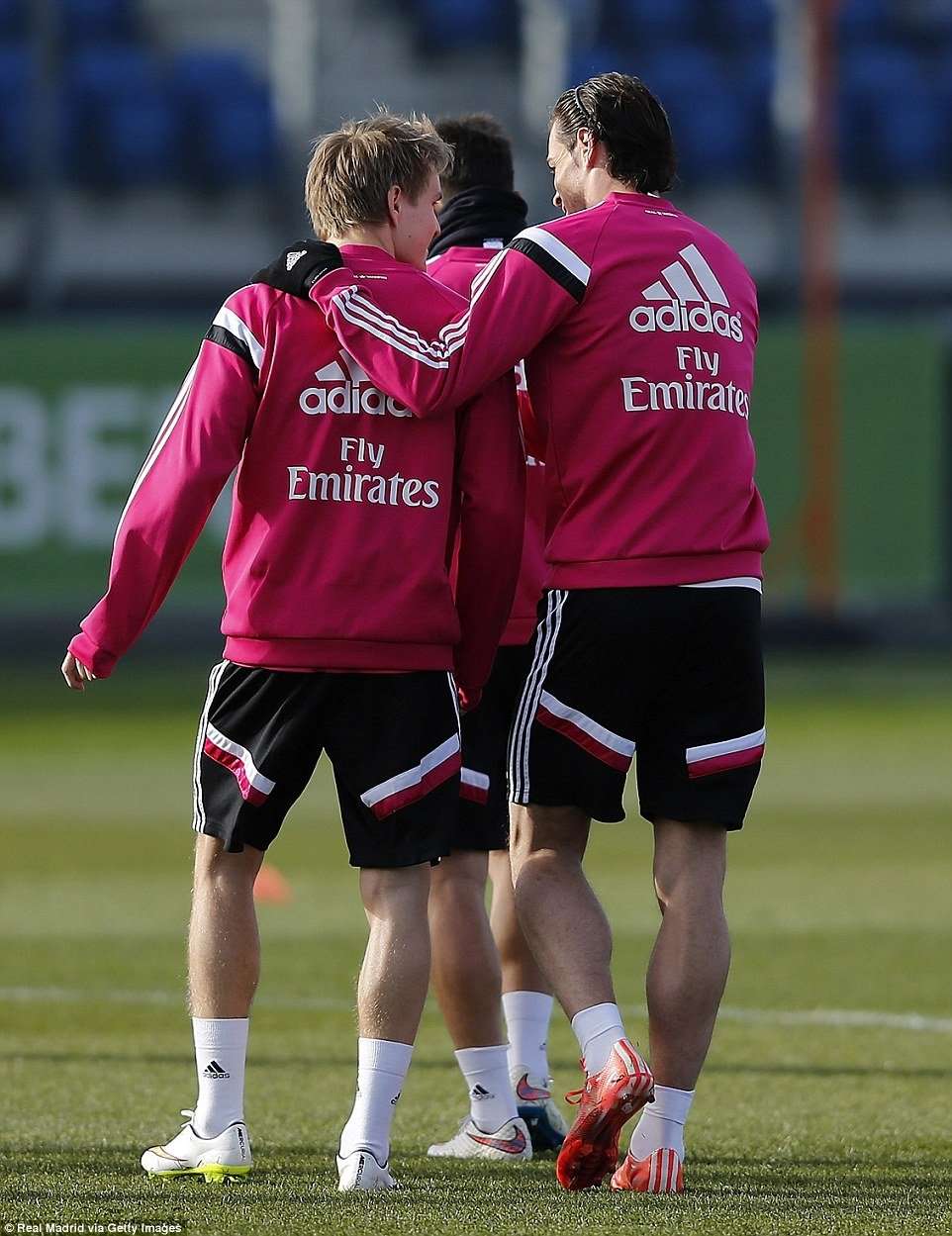 252A71A200000578-0-Bale_was_spotted_offering_some_words_of_encouragement_to_Odegaar-a-90_1422538759498.jpg