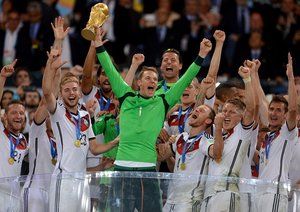 مانوئل نویر|جام قهرمانی در دستان سامی خدیرا.