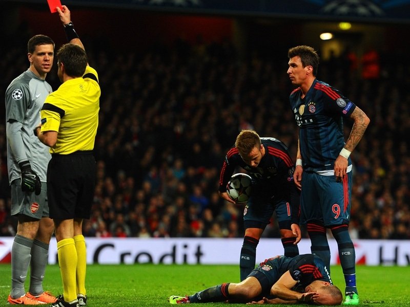 Szczesny - Red Card (Arsenal - Bayern) (2013-14 UEFA Champions League).jpg